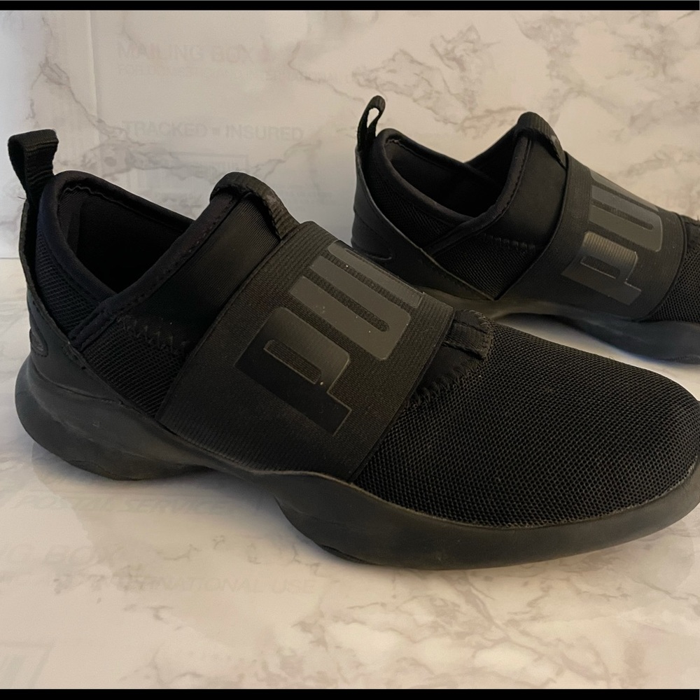 Black Puma Shoes size 6